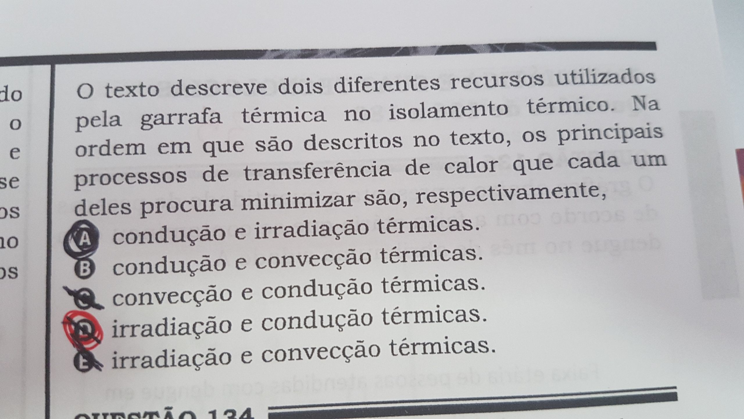 UFPB - Durante uma temporada de férias na casa de praia, em certa noite, o  filho caçula começa 